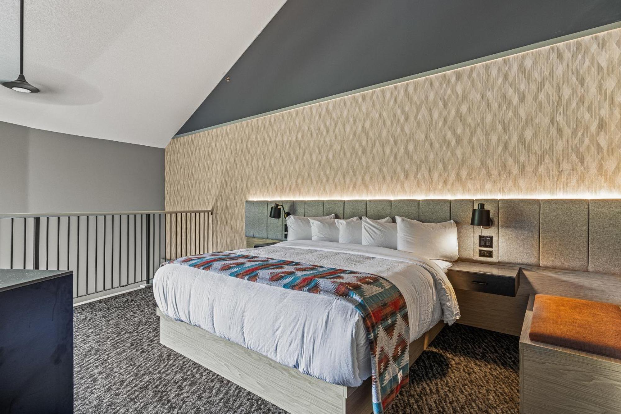 Hotel Mtn House By Basecamp Canmore